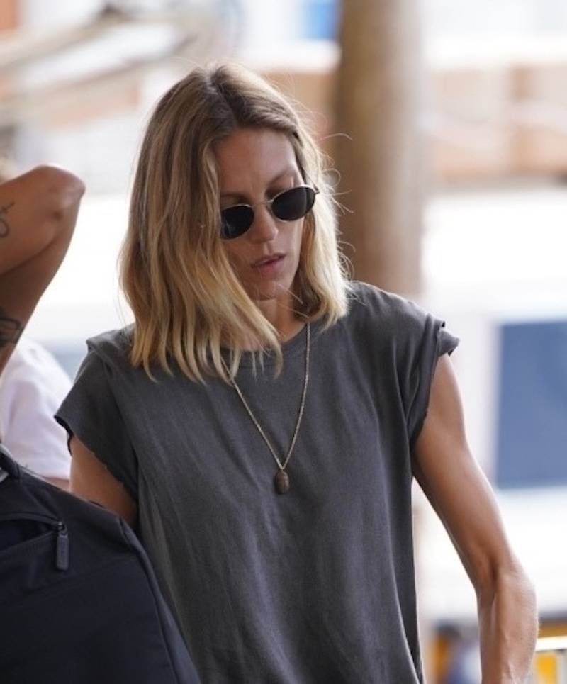 Anja Rubik przyłapana na lotnisku w Wenecji. Chwilę później była już na czerwonym dywanie