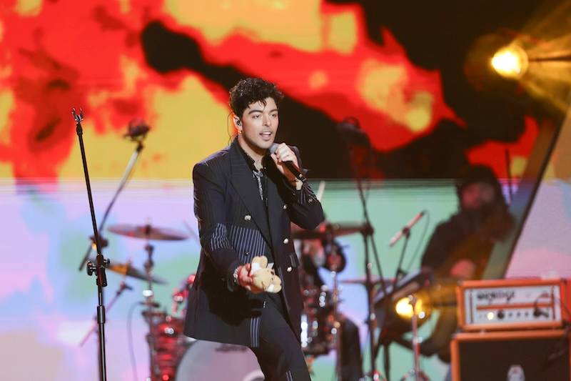 Sylwester TVP z Dwójką. Bryan Adams zawitał do Chorzowa, Sara James znów zaskoczyła strojem….