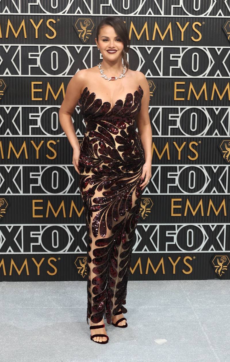 Selena Gomez na Emmy 2024. Tym razem zdecydowała się na BORDO