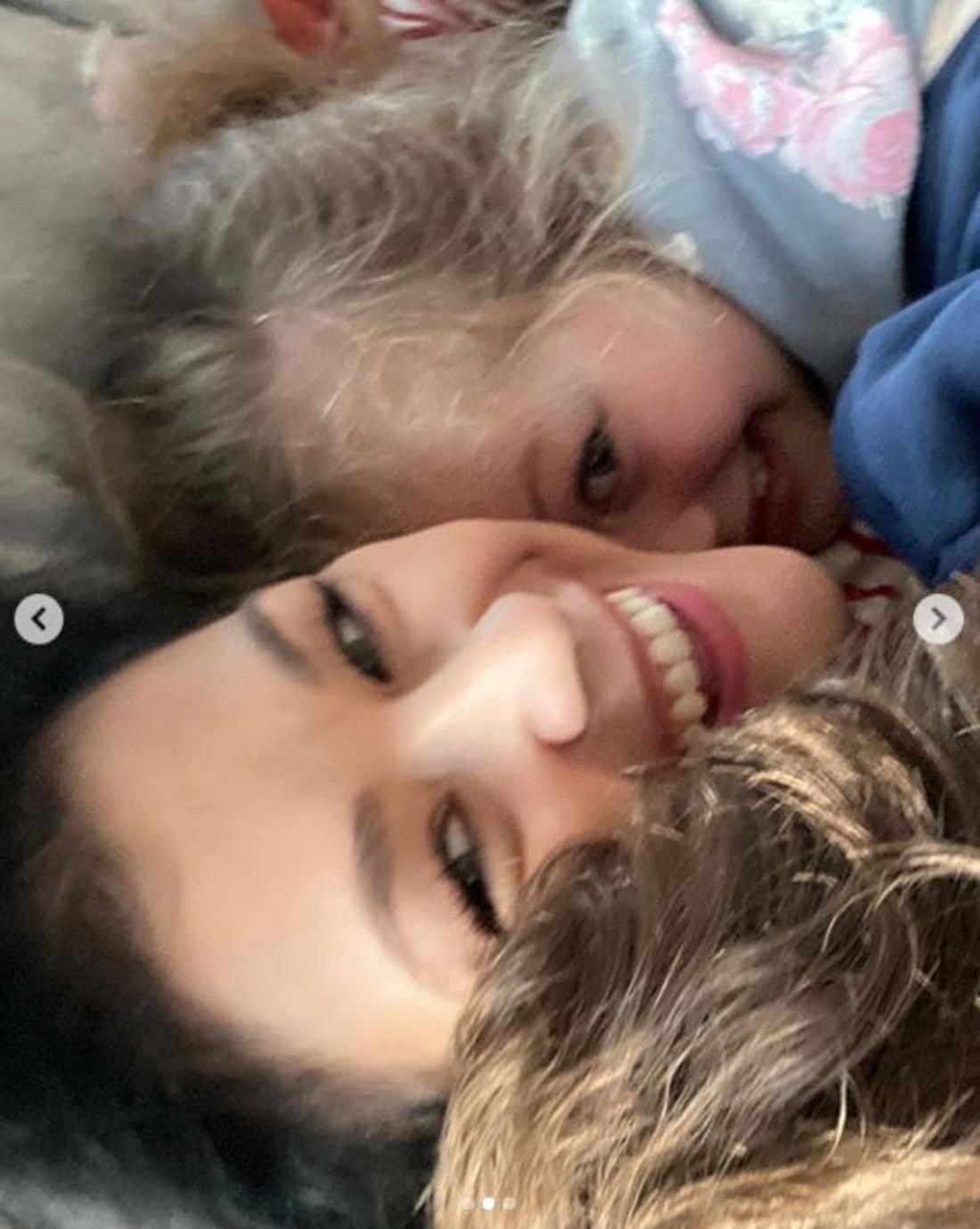 Katarzyna Cichopek pozuje z córką i synem. 