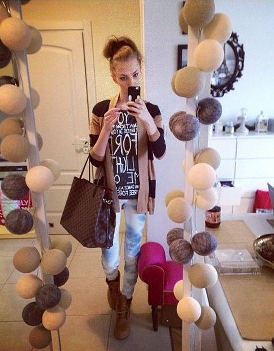 W co ubiera się Charlize Mystery