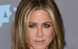 Lepiej patrzeć na twarz Jennifer niż na jej kreacje (FOTO)