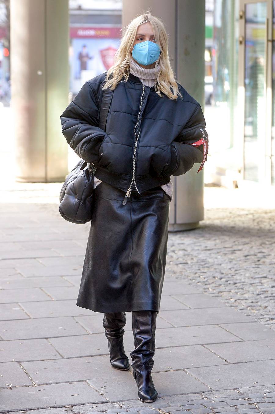 Agnieszka Woźniak-Starak w skórzanej spódnicy