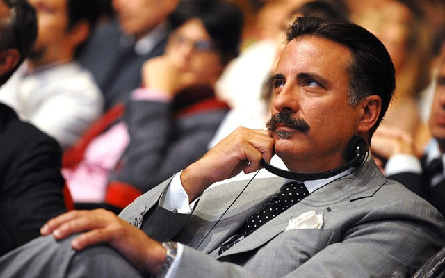 Całkiem przystojny aktor ukrył się za wąsami (FOTO)