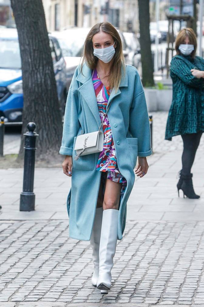 Anna Wendzikowska w drodze do pracy. Ten kolor płaszcza będzie królował wiosną i latem