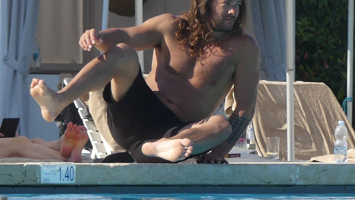 ** PREMIUM EXCLUSIVE RATES APPLY ** Aquman star Jason Momoa shows off his ripped torso as she gets ready for a dip in the pool. The 39-year-old actor had his bulging biceps on display as he and wife Lisa Bonet were spotted on their romantic vacation in Venice. 02 Jul 2019, Image: 453635573, License: Rights-managed, Restrictions: World Rights, Model Release: no, Credit line: Forum, Mega Agency