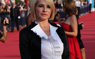 Ellen Barkin nie żałuje sobie wypełniaczy (FOTO)