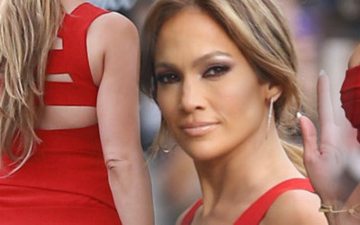 Jennifer Lopez wypływa z czerwonej sukienki (FOTO)
