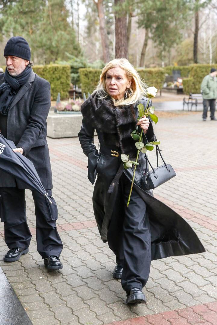 Gwiazdy żegnają Stanisława Tyma: Szymon Majewski, Cezary Żak, Wiktor Zborowski, Janusz Gajos z żoną (ZDJĘCIA)