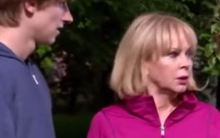 Monika z Klanu atakuje patykiem! HIT!