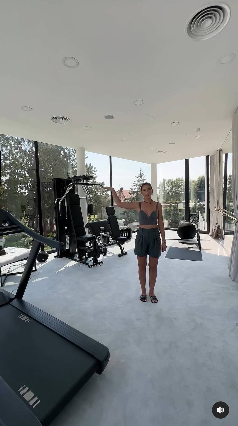 Halejcio oprowadza po CAŁYM domu za 9 mln: “Tu siusiu, tu basen, tu sauna, tu warzywka, tu Lambo” (ZDJĘCIA)