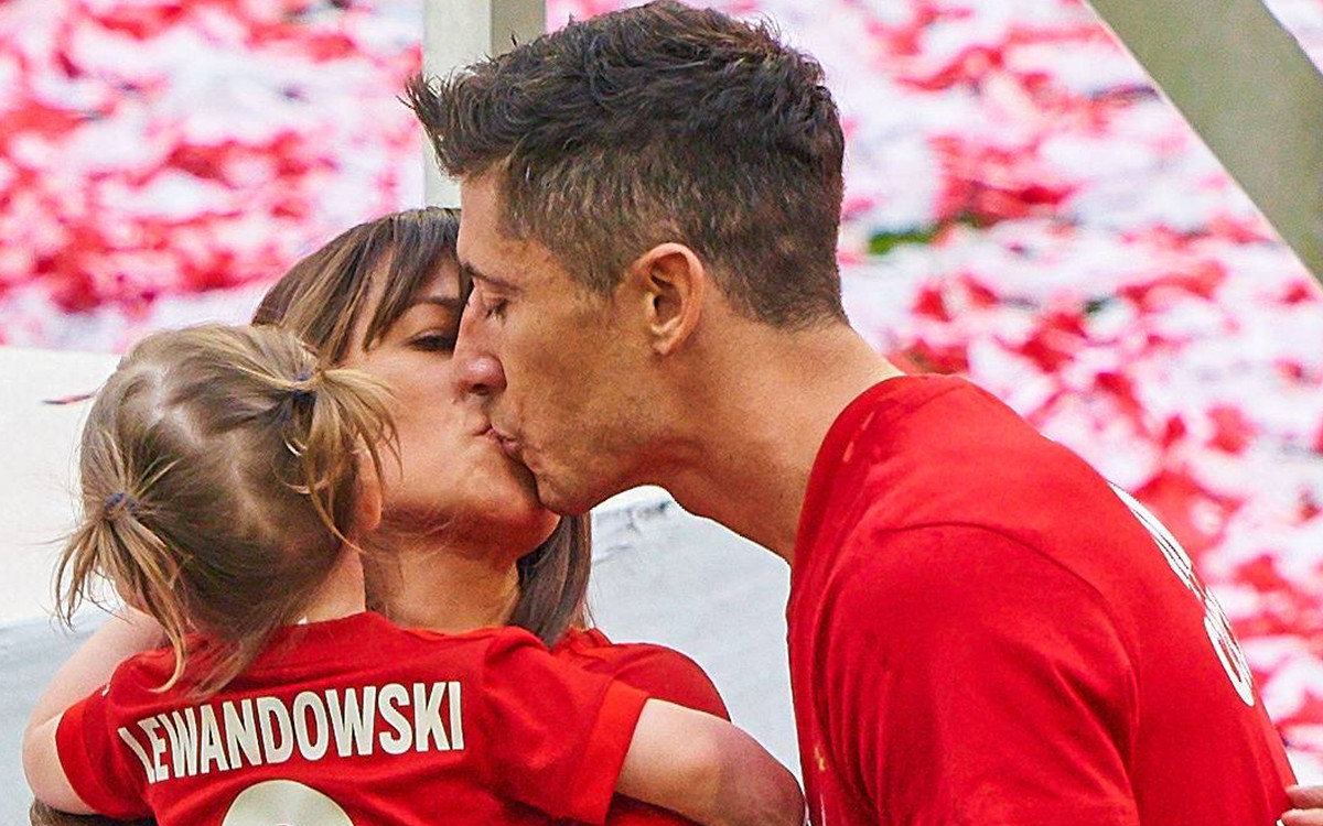 Anna i Robert Lewandowscy CAŁUJĄ się przed fotoreporterami (ZDJĘCIA)