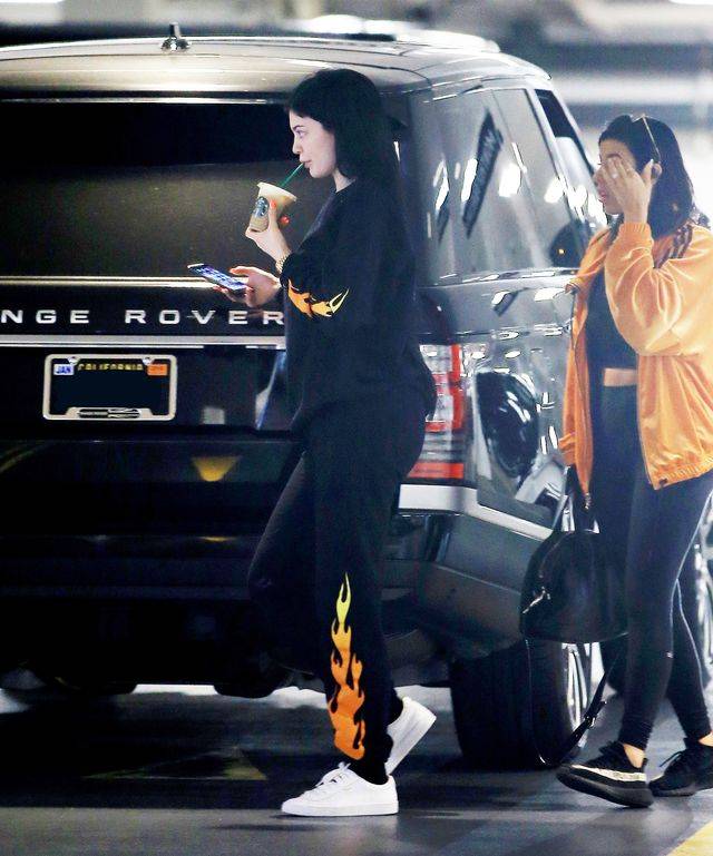 Kylie Jenner BEZ MAKIJAŻU  i bez doczepianych rzęs (ZDJĘCIA)