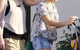 Cichopek pokazuje nogi na spacerze z dzieckiem (FOTO)