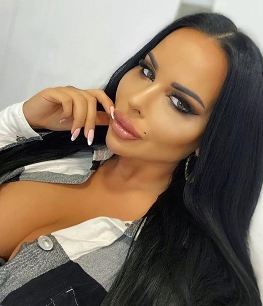 Esmeralda Godlewska w mocnym makijażu. 