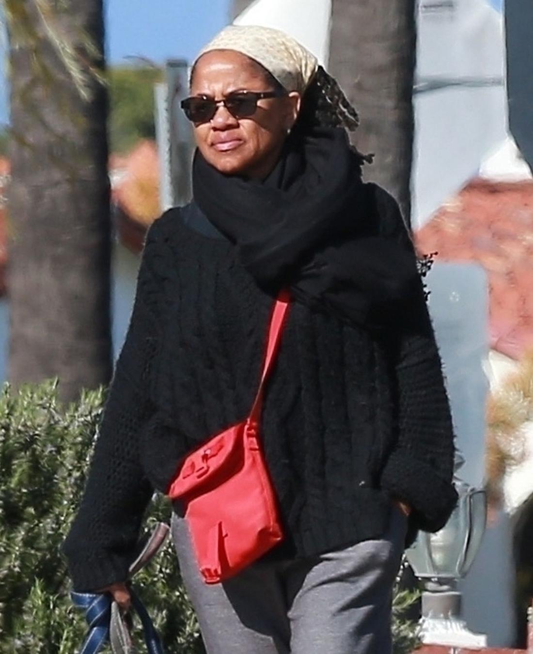 Doria Ragland, matka Meghan Markle, na spacerze z psami podczas epidemii koronawirusa