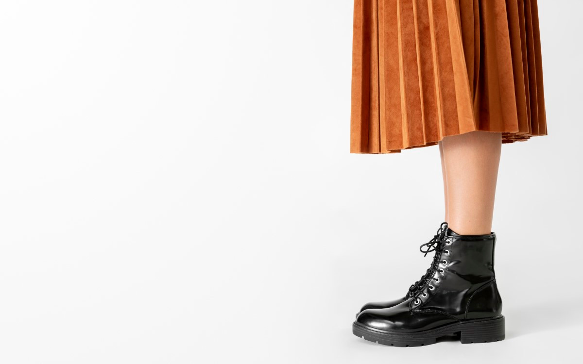 Trend alert: z czym nosić plisowaną spódnicę, żeby wyglądać stylowo?