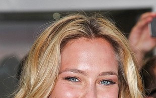 Bar Refaeli leczy złamane serce imprezami (FOTO)