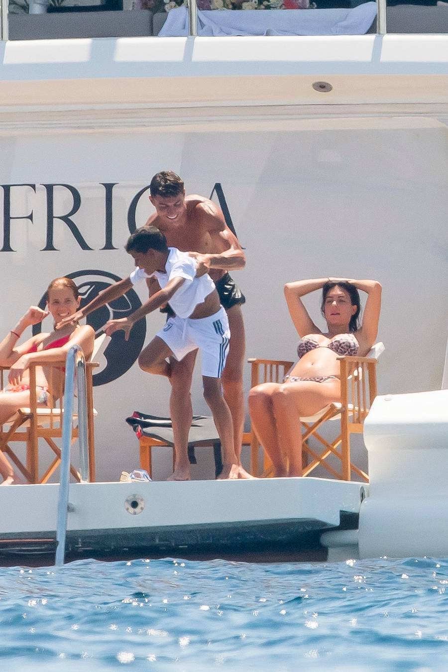 Cristiano Ronaldo na jachcie za 200 tys. dolarów – próbuje wyrzucić syna za burtę (ZDJĘCIA)