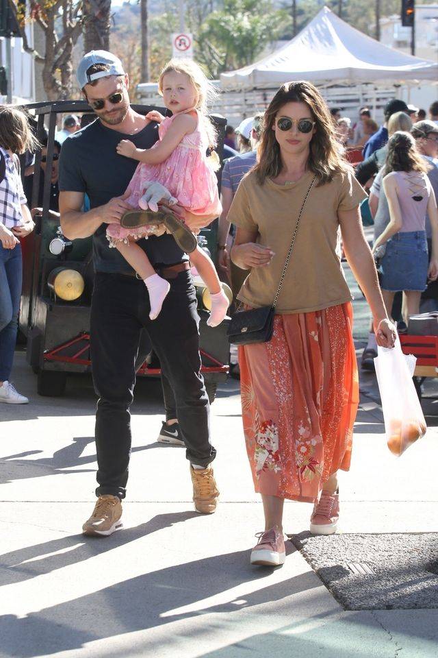 Jamie Dornan z żoną i córkami na zakupach (ZDJĘCIA)