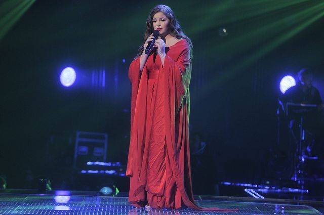 Aleksandra Nizio na scenie The Voice of Poland