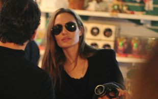 Angelina Jolie topless… z koniem