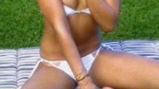 Gorąca Rihanna w białym, seksownym bikini (FOTO)