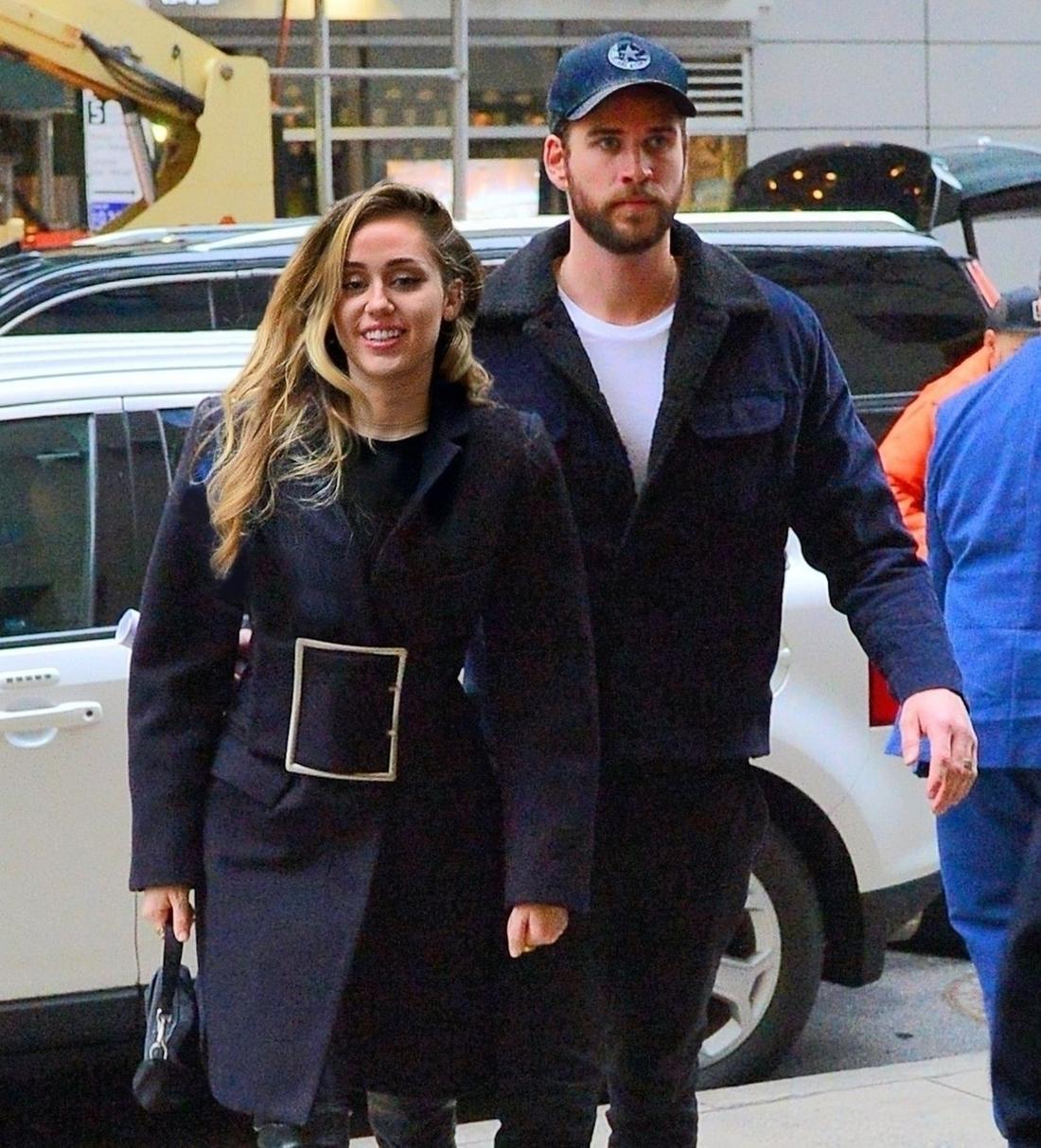 Miley Cyrus i Liam Hemsworth przyłapani przez fotoreporterów. 