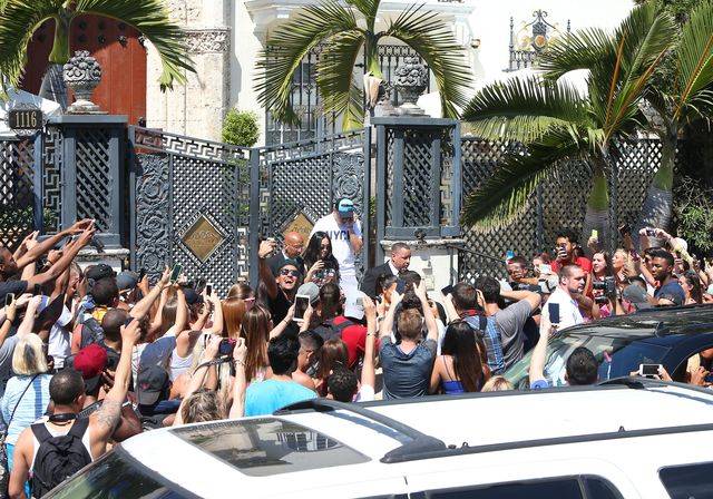 Kim Kardashian pozdrawia fanów z balkonu