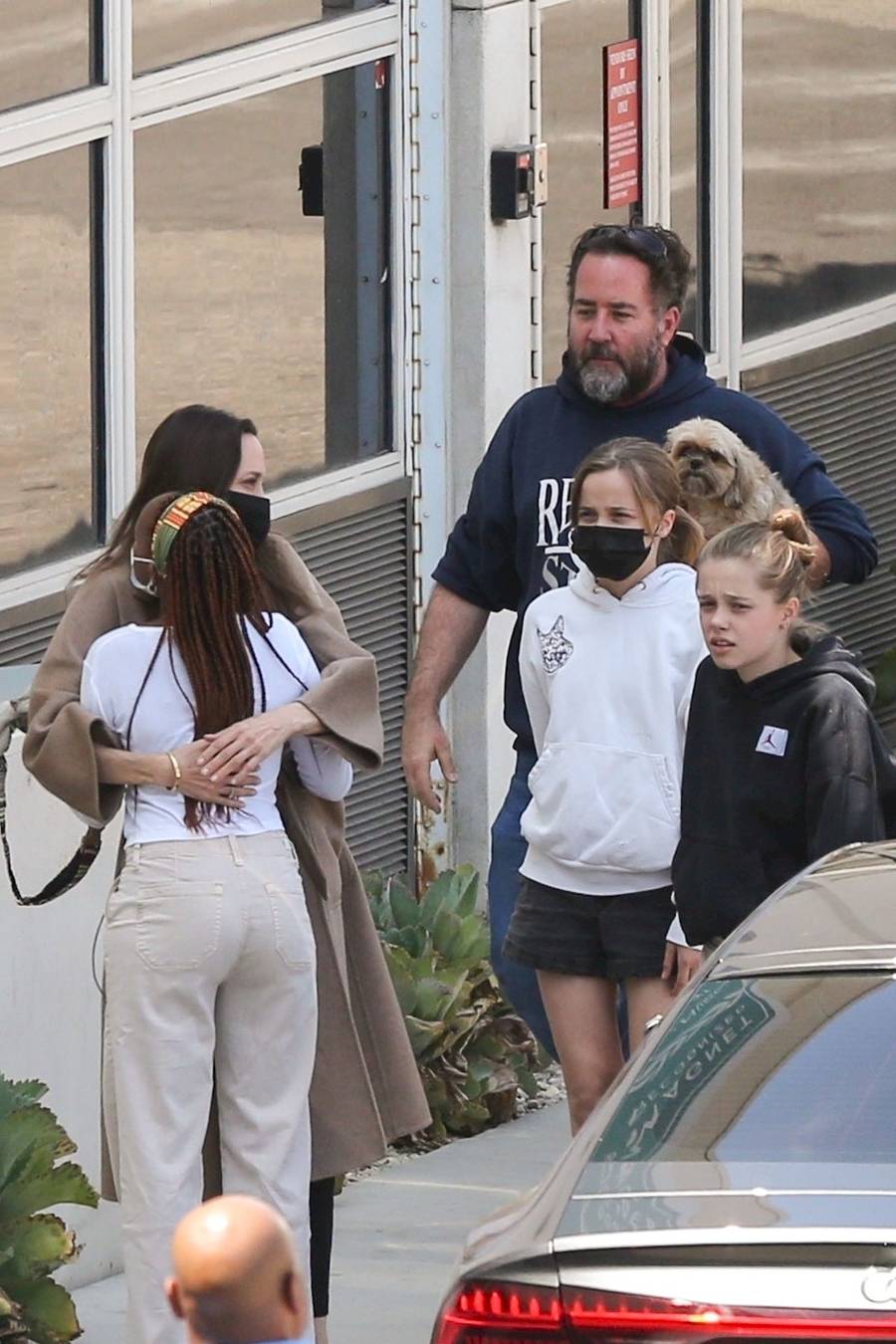 Angelina Jolie wyszła ze SZPITALA. Czule przywitały ją dzieci (ZDJĘCIA)