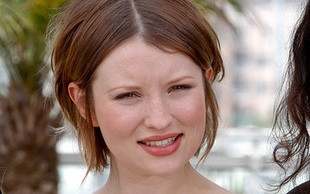 Emily Browning w Cannes – idealna Śpiąca Królewna? (FOTO)