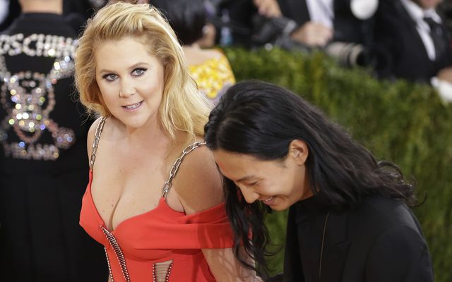Nie znosisz, kiedy pocą Ci się uda? Amy Schumer znalazła na to sposób! (VIDEO)