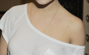 Przyszła w wyciągniętym podkoszulku na premierę (FOTO)