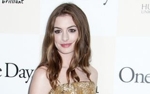 Anne Hathaway udowadnia, że blada cera też jest seksy (FOTO)