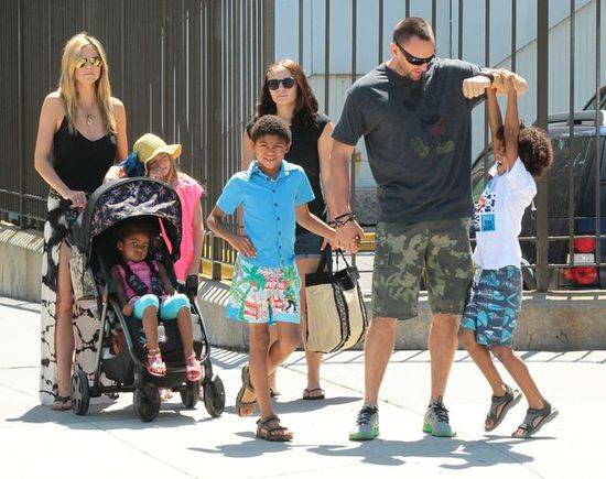 Heidi Klum i Martin Kristen z dziećmi w parku