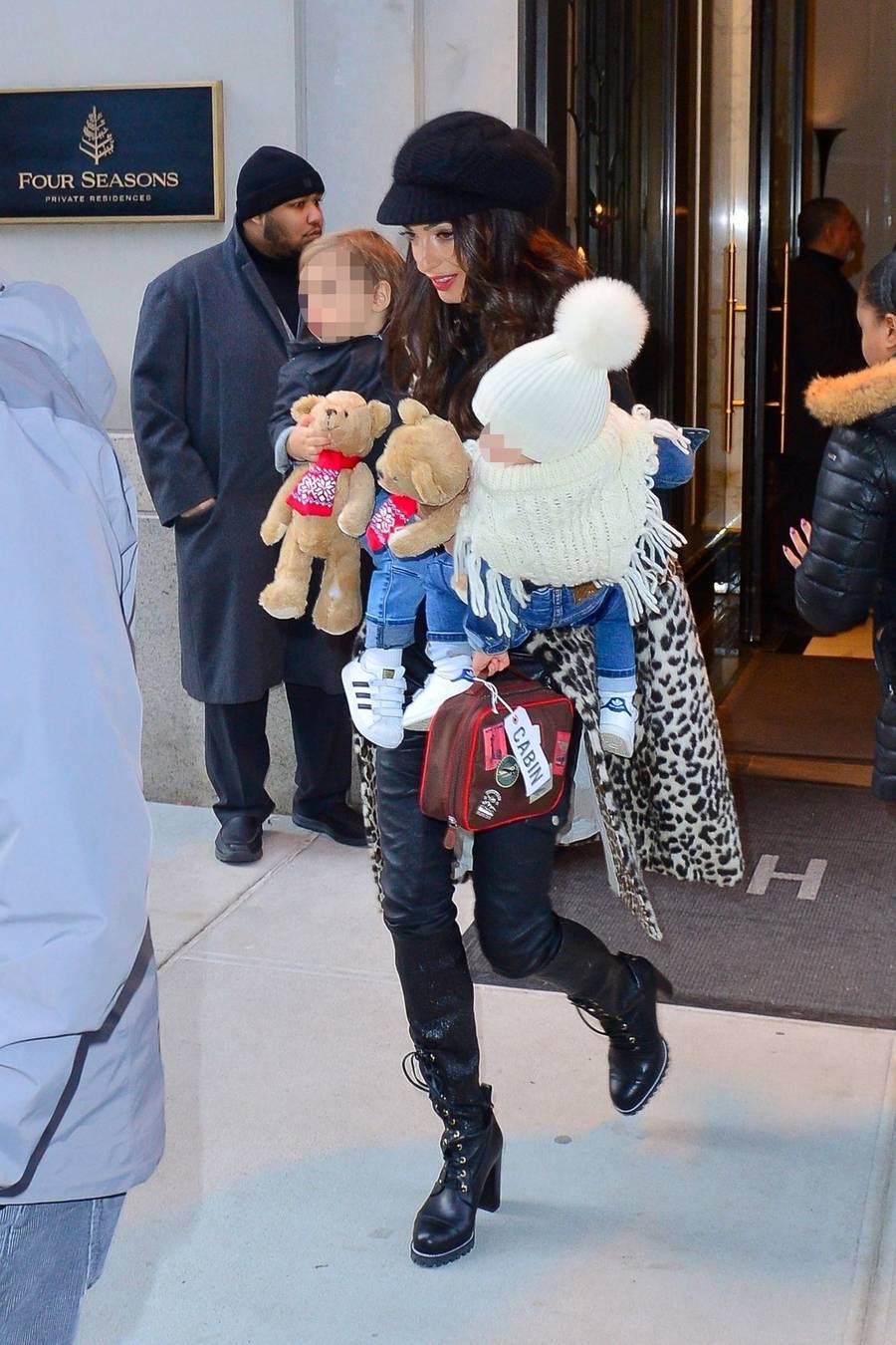 Amal Clooney z dziećmi przed hotelem w Nowym Jorku