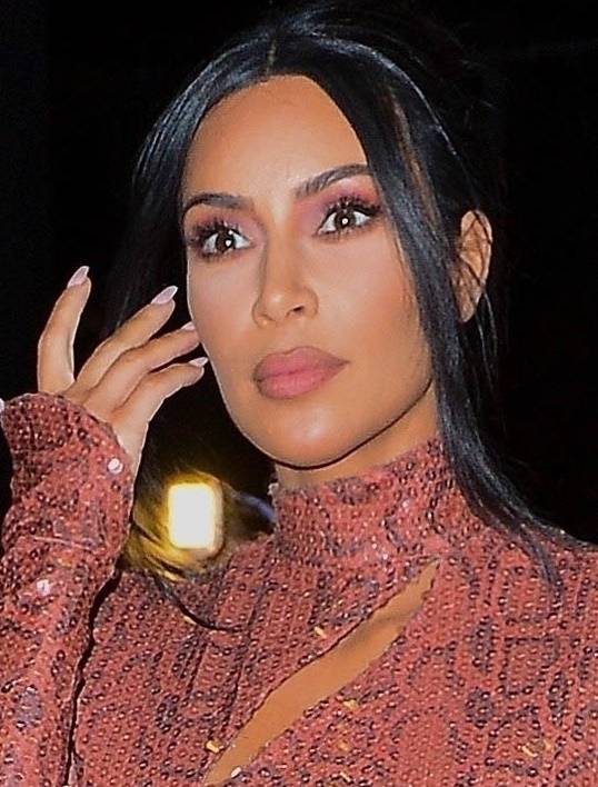 Ta kreacja pokazała PRAWDZIWE wcięcie w talii Kim Kardashian