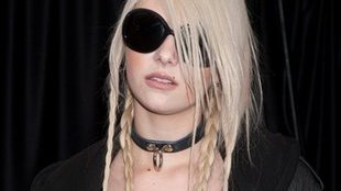 Zgadnijcie, kto koncertuje w takim stroju (FOTO)