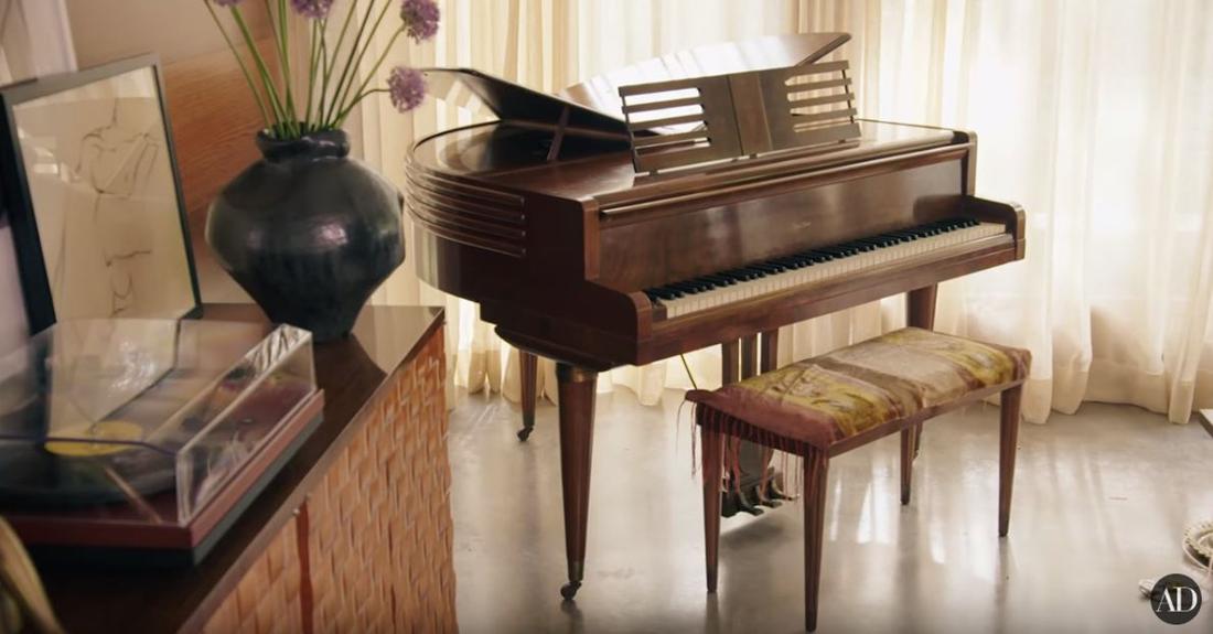 Dom Dakoty Johnson, spojrzenie na jej salon. 