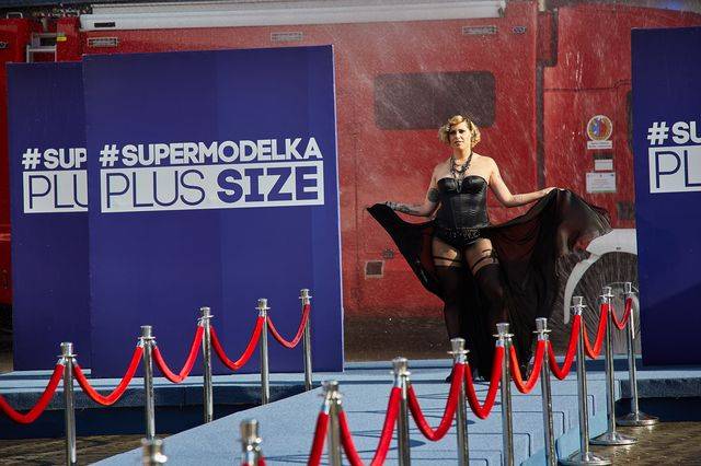 Supermodelka Plus Size – pokaz bielizny