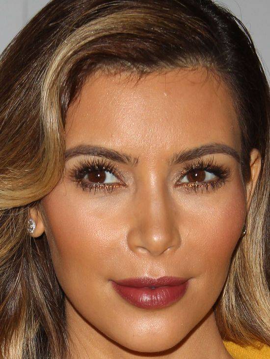 Wędrówka ust po twarzy Kim Kardashian