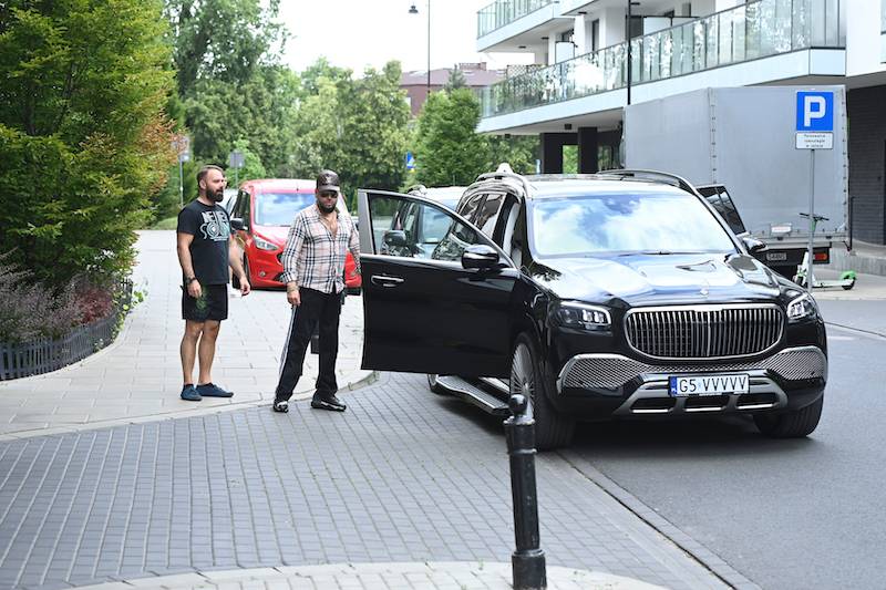 Krzysztof Rutkowski przyjechał do barbera KARAWANĄ?!