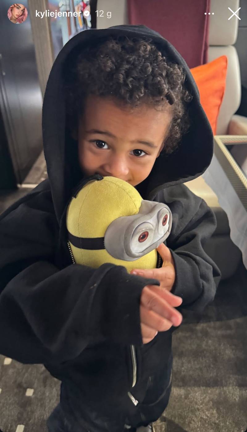 Kylie Jenner pokazała rzadkie zdjęcia syna. Zapozowała też w złotym bikini (FOTO)