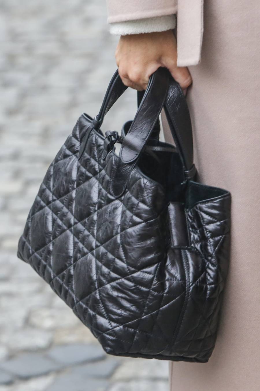 Izabela Janachowska mknie do “DDTVN”! Zachwyca klasą i elegancją w zimowej stylizacji (FOTO)