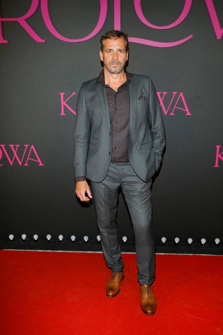 Gwiazdy na premierze serialu Netflixa “Królowa”: Dawno nie widziana Maria Peszek, neonowa Ada Fijał, Paweł Deląg…