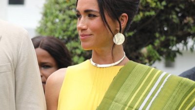 Meghan Markle i nigeryjskie akcenty w stylu. W ten sposób podkreśla swoje pochodzenie