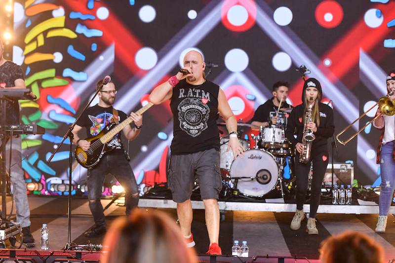 Gwiazdy osobiście wspierają WOŚP. Maria Sadowska w czułych objęciach z mężem