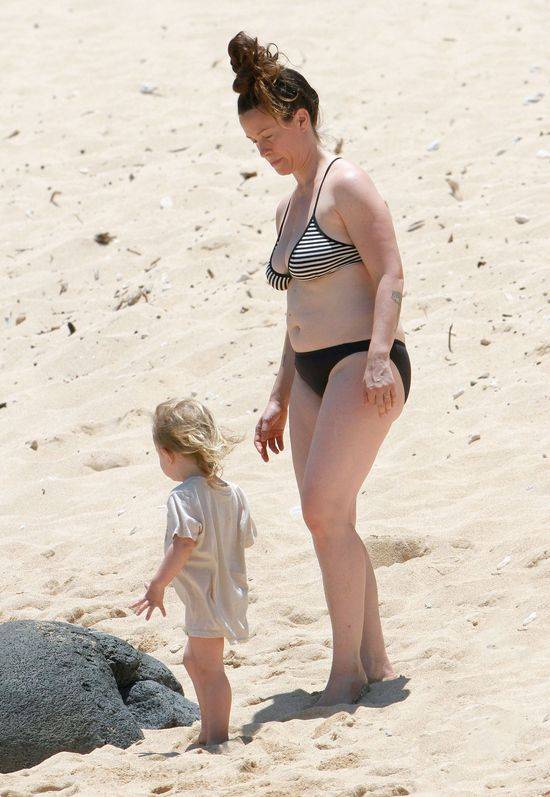 Alanis Morissette z synkiem na plaży