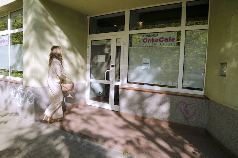 Małgorzata Rozenek-Majdan w różowym garniturze mknie na szkolenie