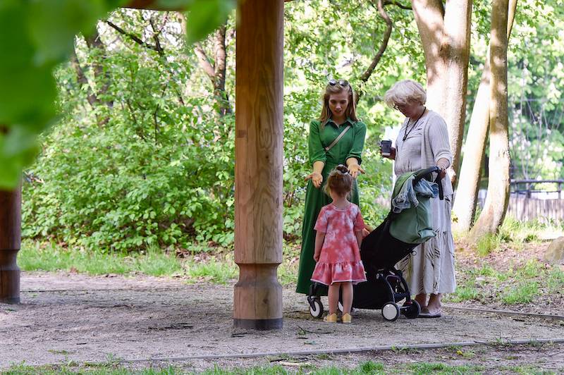 Agnieszka Kaczorowska z mamą i córkami na placu zabaw (ZDJĘCIA)